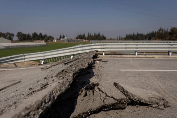 Hiện trường đau lòng khi Thổ Nhĩ Kỳ tiếp tục hứng chịu động đất kép sau 2 tuần kể từ thảm họa khiến 47.000 thiệt mạng - Ảnh 7.