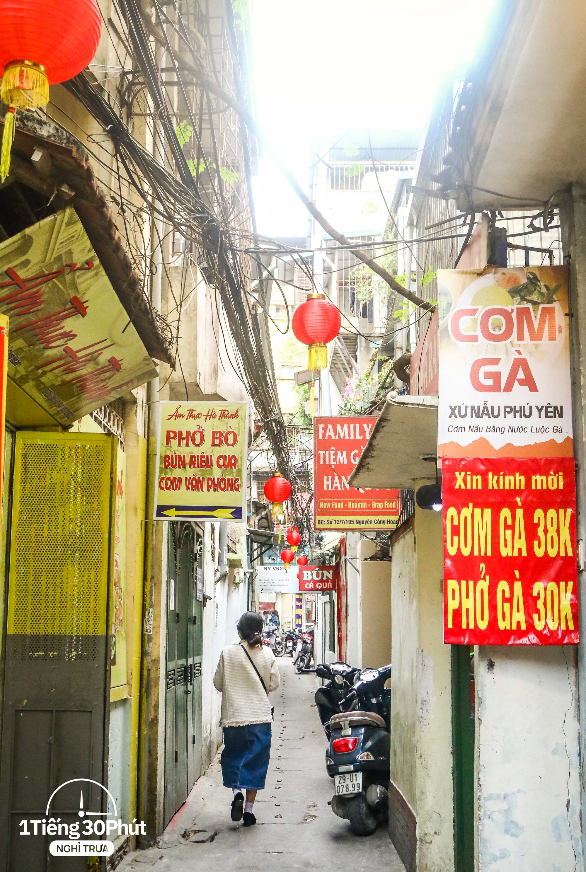  Hai con ngõ giờ trưa tấp nập ở gần Đài Truyền hình Việt Nam, đi ăn trưa khả năng gặp người nổi tiếng rất cao  - Ảnh 1.