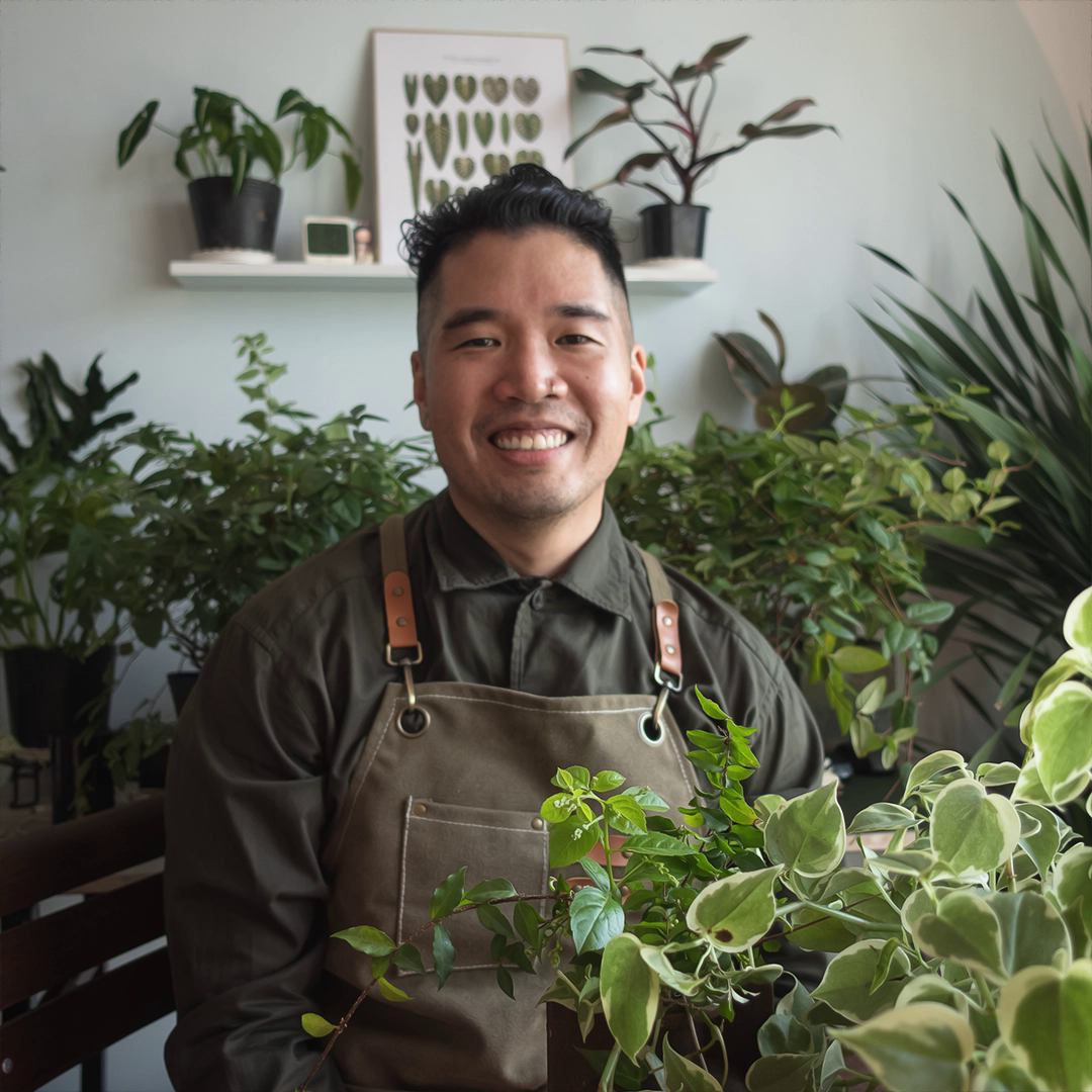 Nixon Tran - Nghệ nhân cắm hoa Việt kiều về nước và phát triển nghệ thuật “chơi hoa cùng rau muống, vú sữa,…” nhờ một lần đi chợ - Ảnh 1. Nixon Tran - Nghệ nhân cắm hoa Việt kiều về nước và phát triển nghệ thuật “chơi hoa cùng rau muống, vú sữa,…” nhờ một lần đi chợ - Ảnh 1.