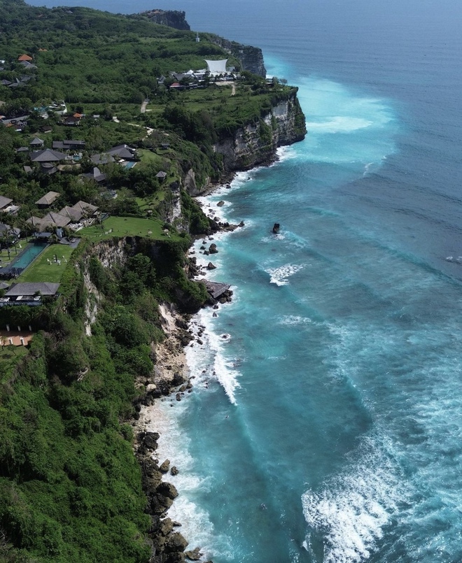 Chi Pu đăng ảnh check-in sang chảnh ở thiên đường Bali nhưng dân tình lại ngỡ Việt Nam chỉ vì một chi tiết này - Ảnh 4.