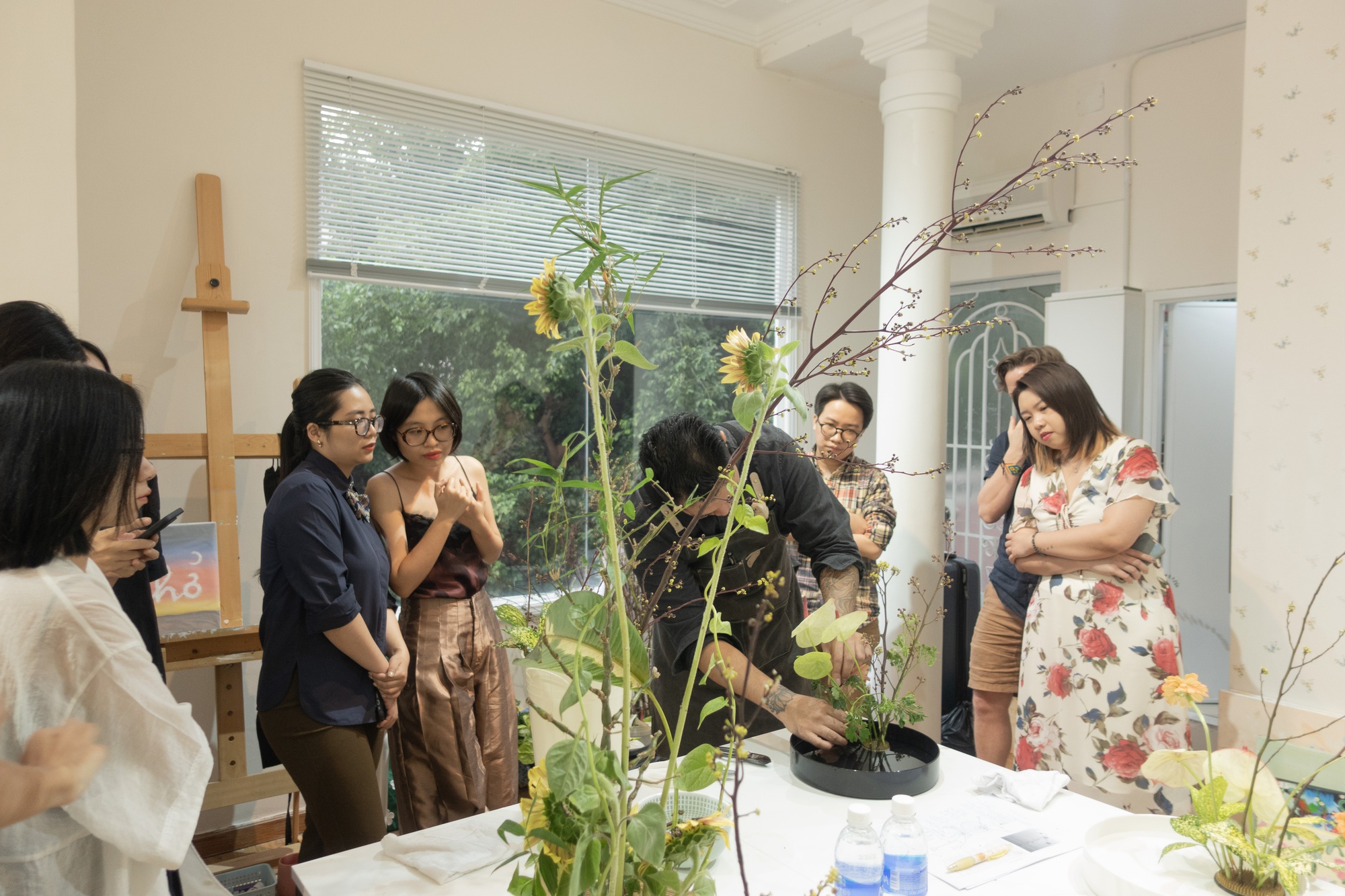 Nixon Tran - Nghệ nhân cắm hoa Việt kiều về nước và phát triển nghệ thuật “chơi hoa cùng rau muống, vú sữa,…” nhờ một lần đi chợ - Ảnh 16. Nixon Tran - Nghệ nhân cắm hoa Việt kiều về nước và phát triển nghệ thuật “chơi hoa cùng rau muống, vú sữa,…” nhờ một lần đi chợ - Ảnh 16.