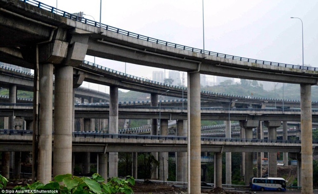 Cận cảnh hệ thống giao lộ phức tạp nhất thế giới ở Trung Quốc - Ảnh 4.