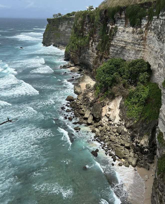Chi Pu đăng ảnh check-in sang chảnh ở thiên đường Bali nhưng dân tình lại ngỡ Việt Nam chỉ vì một chi tiết này - Ảnh 3.