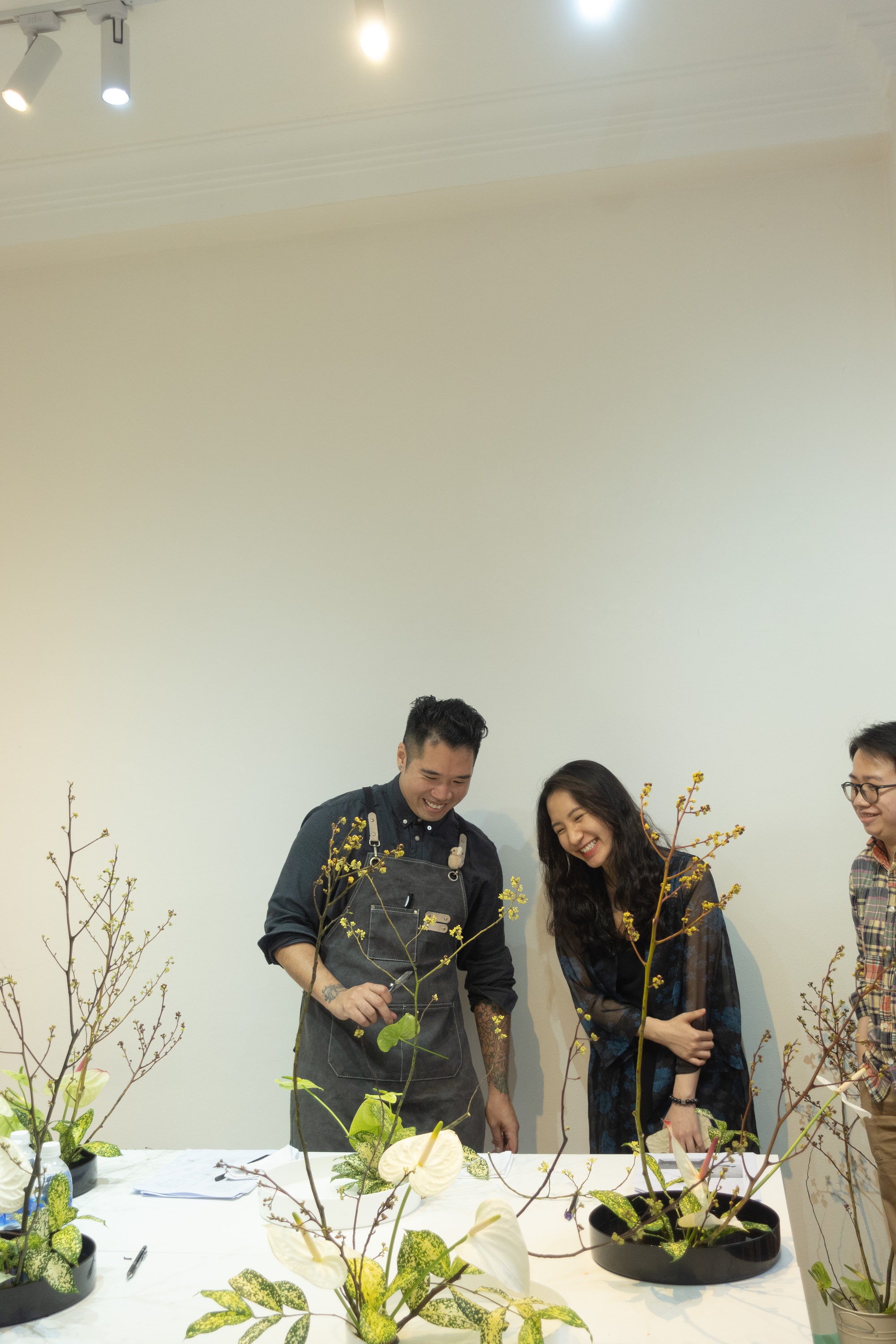 Nixon Tran - Nghệ nhân cắm hoa Việt kiều về nước và phát triển nghệ thuật “chơi hoa cùng rau muống, vú sữa,…” nhờ một lần đi chợ - Ảnh 15. Nixon Tran - Nghệ nhân cắm hoa Việt kiều về nước và phát triển nghệ thuật “chơi hoa cùng rau muống, vú sữa,…” nhờ một lần đi chợ - Ảnh 15.