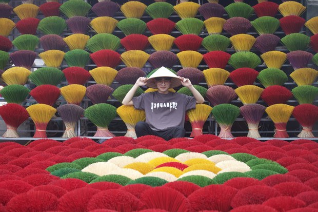 Làng hương Quảng Phú Cầu rực rỡ sắc màu thu hút giới trẻ đến chụp ảnh, quảng bá du lịch - Ảnh 2.