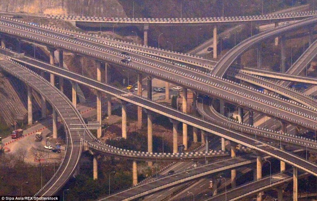 Cận cảnh hệ thống giao lộ phức tạp nhất thế giới ở Trung Quốc - Ảnh 3.