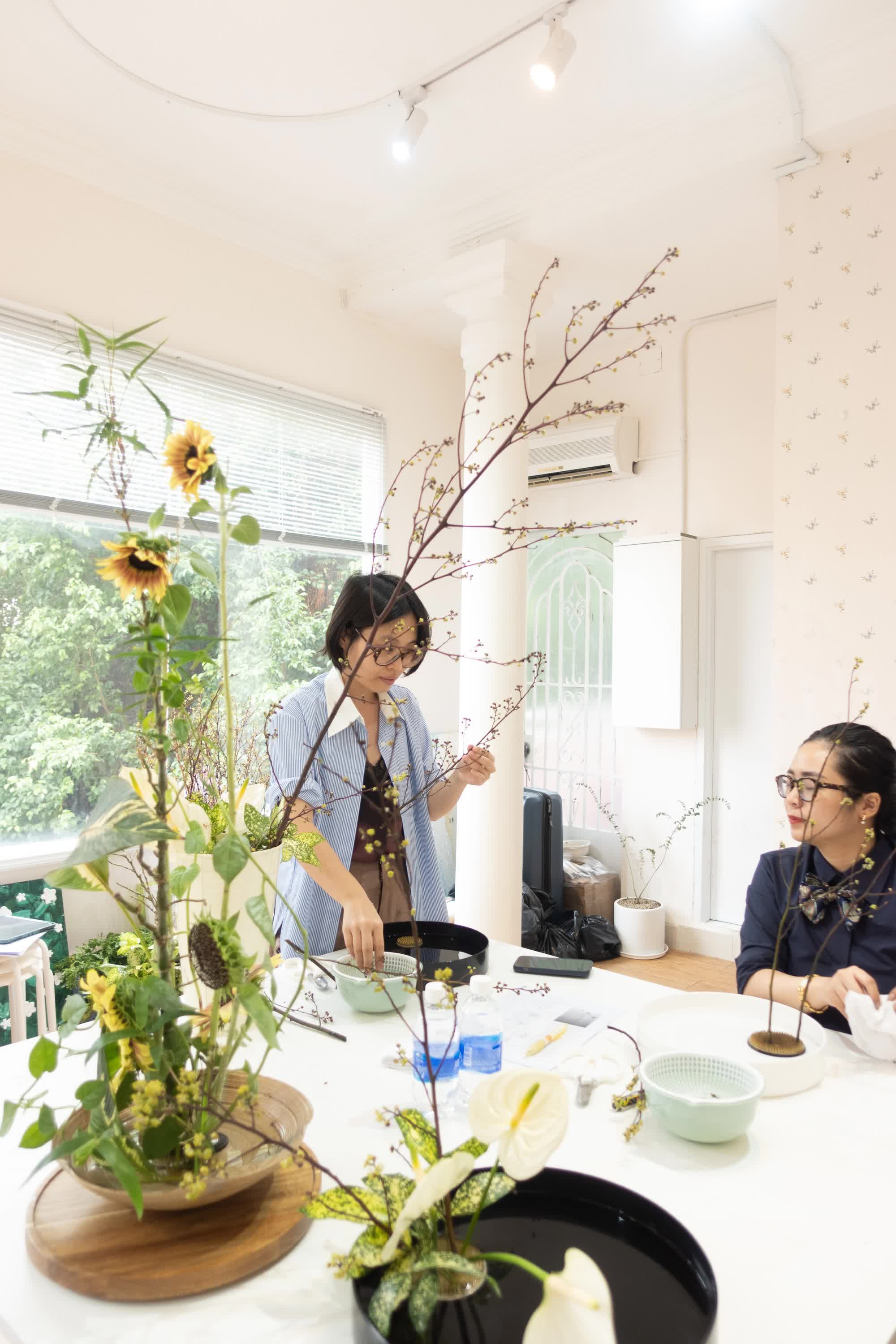 Nixon Tran - Nghệ nhân cắm hoa Việt kiều về nước và phát triển nghệ thuật “chơi hoa cùng rau muống, vú sữa,…” nhờ một lần đi chợ - Ảnh 14. Nixon Tran - Nghệ nhân cắm hoa Việt kiều về nước và phát triển nghệ thuật “chơi hoa cùng rau muống, vú sữa,…” nhờ một lần đi chợ - Ảnh 14.