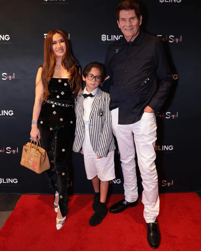 Cậu ấm nhà nữ tỷ phú Mimi Morris: Sinh ra từ vạch đích khi bố mẹ sở hữu khối tài sản đến 1 tỷ USD, cuộc sống xa hoa miễn bàn - Ảnh 13. Cậu ấm nhà nữ tỷ phú Mimi Morris: Sinh ra từ vạch đích khi bố mẹ sở hữu khối tài sản đến 1 tỷ USD, cuộc sống xa hoa miễn bàn - Ảnh 13.