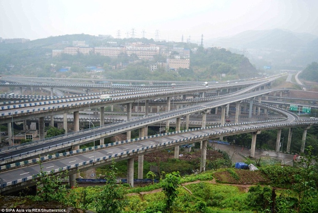 Cận cảnh hệ thống giao lộ phức tạp nhất thế giới ở Trung Quốc - Ảnh 2.
