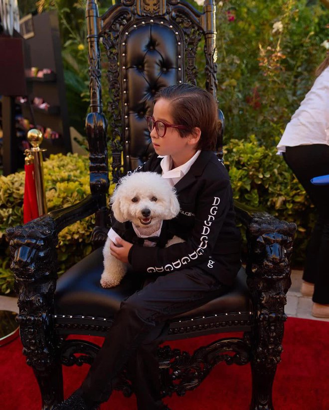 Cậu ấm nhà nữ tỷ phú Mimi Morris: Sinh ra từ vạch đích khi bố mẹ sở hữu khối tài sản đến 1 tỷ USD, cuộc sống xa hoa miễn bàn - Ảnh 10. Cậu ấm nhà nữ tỷ phú Mimi Morris: Sinh ra từ vạch đích khi bố mẹ sở hữu khối tài sản đến 1 tỷ USD, cuộc sống xa hoa miễn bàn - Ảnh 10.