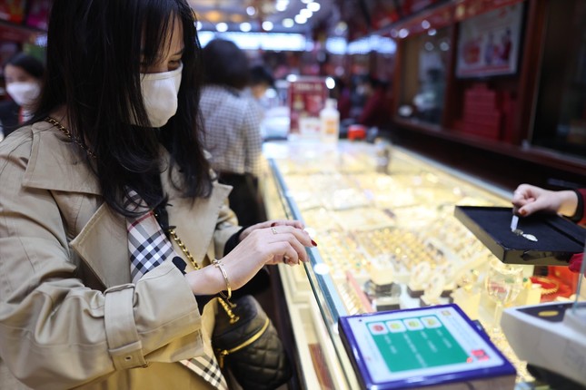 Chống vàng hóa, vàng lậu: Chưa có hồi kết - Ảnh 1. Chống vàng hóa, vàng lậu: Chưa có hồi kết - Ảnh 1.