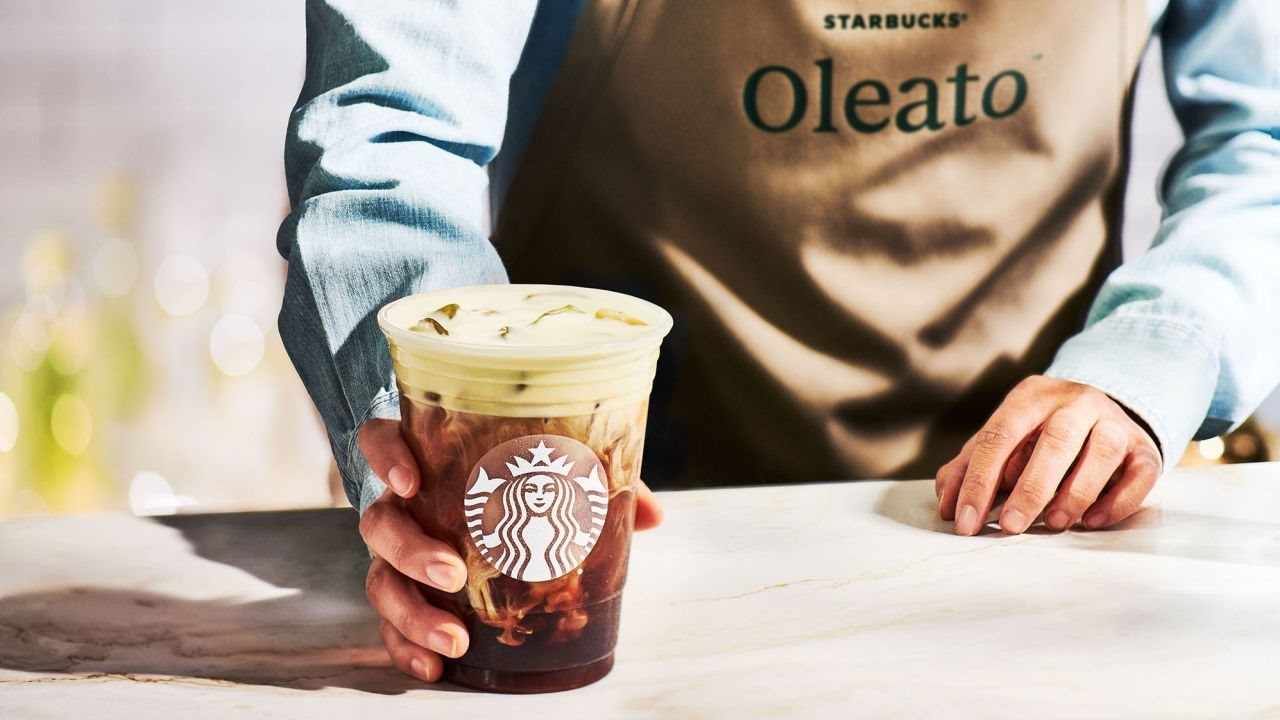 Starbucks ra mắt sản phẩm mới: Mỗi cốc cà phê sẽ có thêm 1 thìa dầu ô liu, CEO tuyên bố nếu bị khách hàng ‘chê’ sẽ không về Mỹ - Ảnh 2. Starbucks ra mắt sản phẩm mới: Mỗi cốc cà phê sẽ có thêm 1 thìa dầu ô liu, CEO tuyên bố nếu bị khách hàng ‘chê’ sẽ không về Mỹ - Ảnh 2.