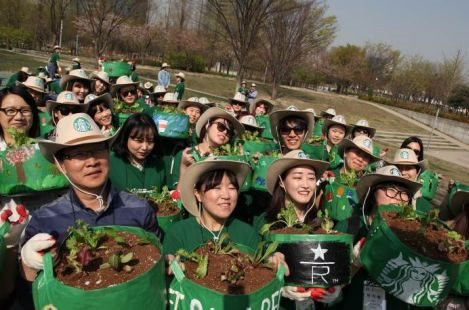 Starbucks ở xứ sở trà xanh: Đến quán cà phê Trung Quốc không chỉ để uống cà phê, gắn thương hiệu với địa vị xã hội và tích cực làm từ thiện - Ảnh 2.