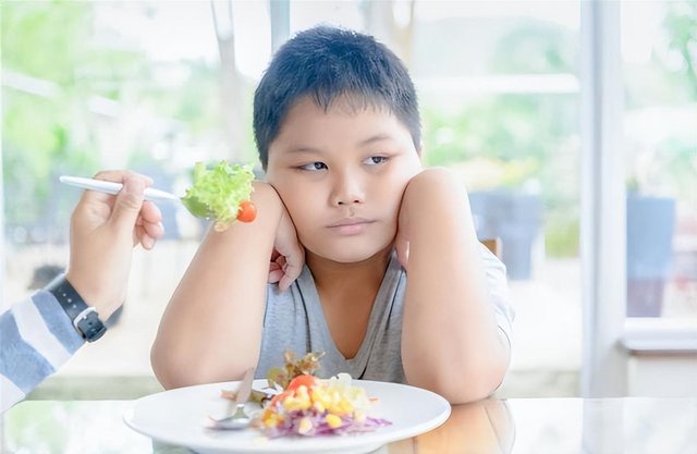 Cậu bé 9 tuổi ăn mãi không cao, bác sĩ chỉ ra nguyên nhân: Dùng thứ này chẳng trách hệ tiêu hóa bị hỏng - Ảnh 2.