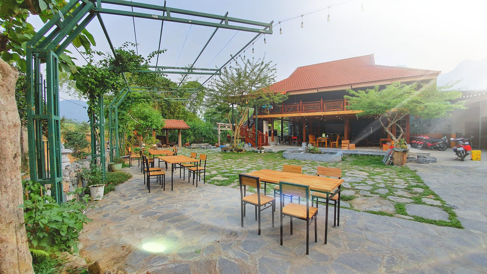 Tháng 3 lên Hà Giang ngắm cao nguyên đá bừng sắc đỏ thì nhất định đừng bỏ qua những điểm lưu trú này - Ảnh 9.