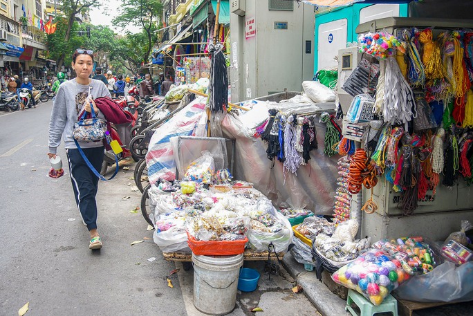 Vỉa hè Hà Nội bị chiếm, người đi bộ bị đẩy xuống lòng đường - Ảnh 3.