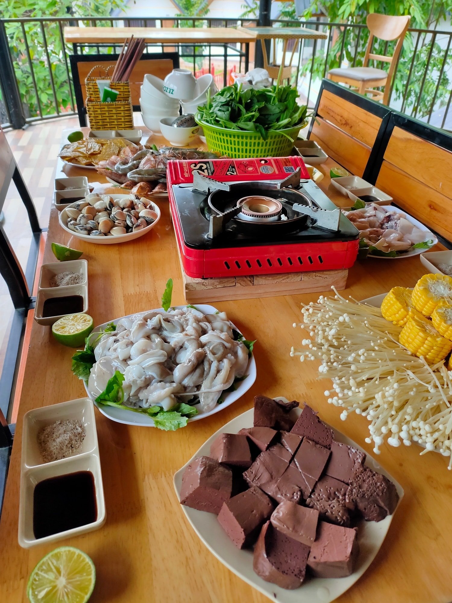 Tháng 3 lên Hà Giang ngắm cao nguyên đá bừng sắc đỏ thì nhất định đừng bỏ qua những điểm lưu trú này - Ảnh 7.