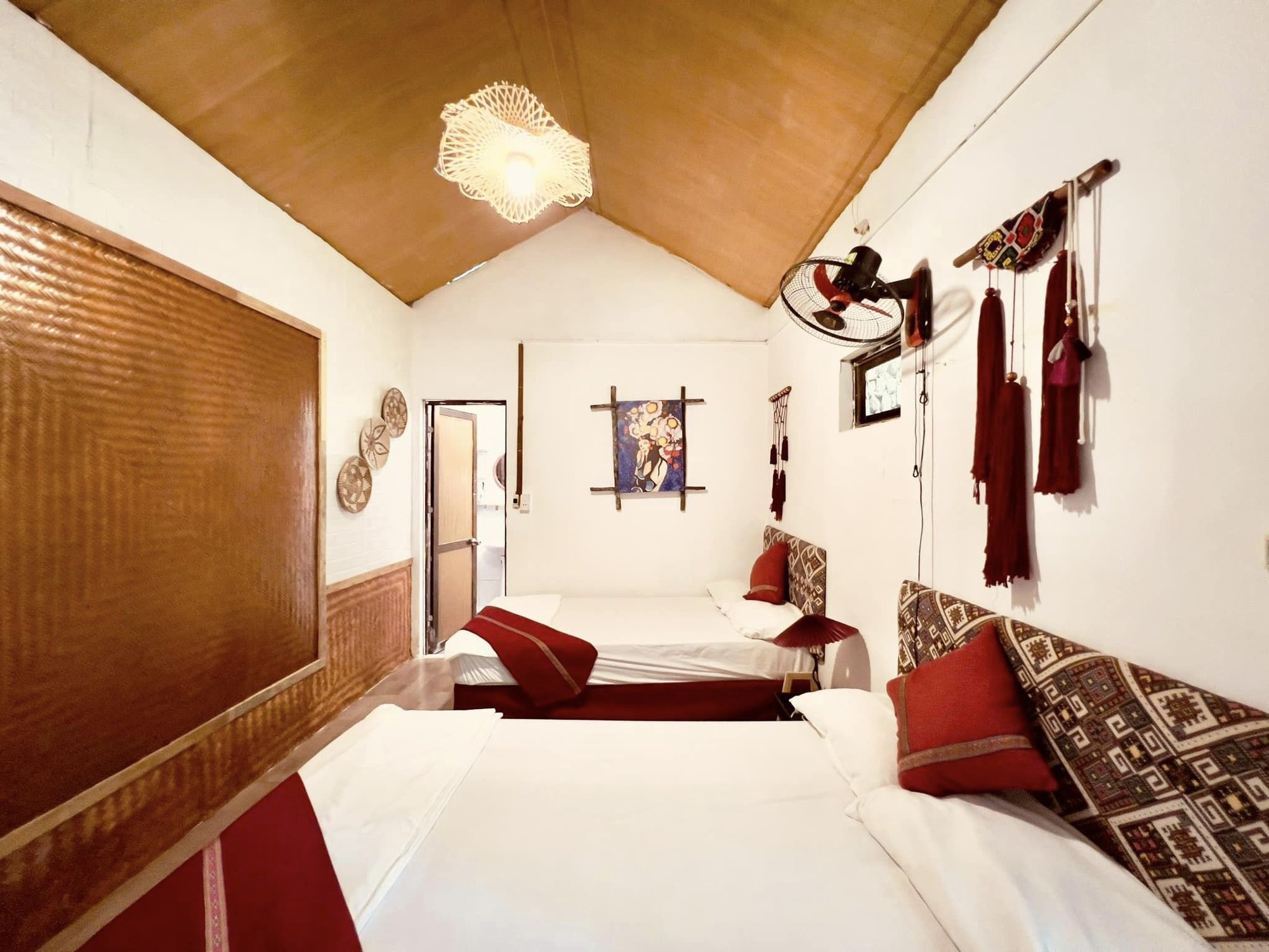 Tháng 3 lên Hà Giang ngắm cao nguyên đá bừng sắc đỏ thì nhất định đừng bỏ qua những điểm lưu trú này - Ảnh 2.