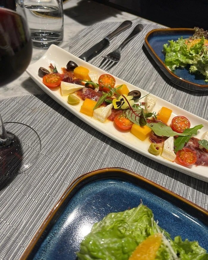 Khi người giàu tiêu tiền ăn uống: Kỳ Duyên, Minh Triệu ăn omakase một bữa bằng cả tháng lương của người bình thường - Ảnh 8. Khi người giàu tiêu tiền ăn uống: Kỳ Duyên, Minh Triệu ăn omakase một bữa bằng cả tháng lương của người bình thường - Ảnh 8.