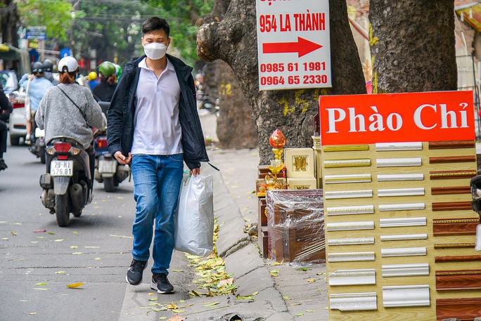 Vỉa hè Hà Nội bị chiếm, người đi bộ bị đẩy xuống lòng đường - Ảnh 13.