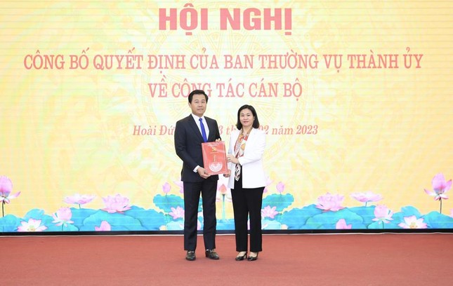 Hà Nội công bố, trao quyết định điều động cán bộ - Ảnh 2.