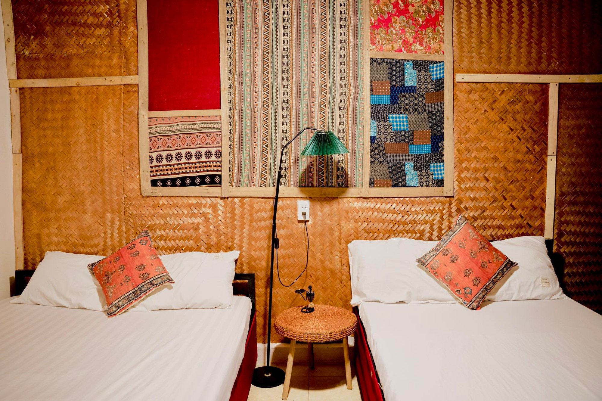 Tháng 3 lên Hà Giang ngắm cao nguyên đá bừng sắc đỏ thì nhất định đừng bỏ qua những điểm lưu trú này - Ảnh 1.