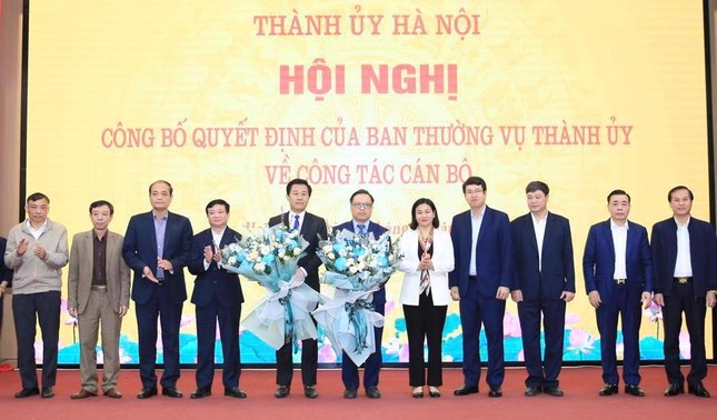 Hà Nội công bố, trao quyết định điều động cán bộ - Ảnh 1.