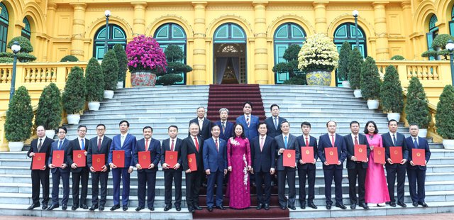 Quyền Chủ tịch nước Võ Thị Ánh Xuân trao quyết định bổ nhiệm 13 tân Đại sứ nước Cộng hòa xã hội chủ nghĩa Việt Nam - Ảnh 3.