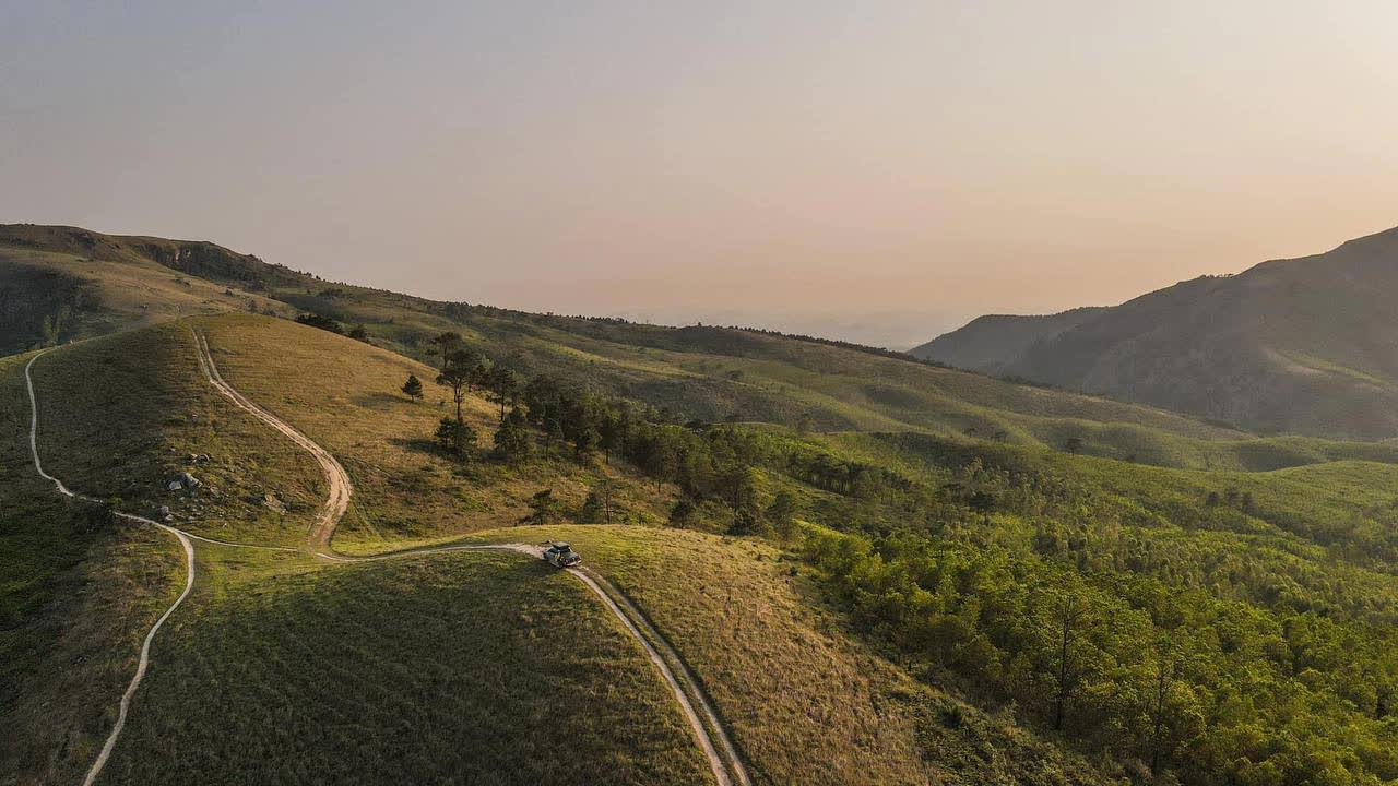 Dân mạng thi nhau truy lùng toạ độ check-in của Đen Vâu: Cả ngọn đồi xanh mướt cứ ngỡ đồng cỏ Windows - Ảnh 6.