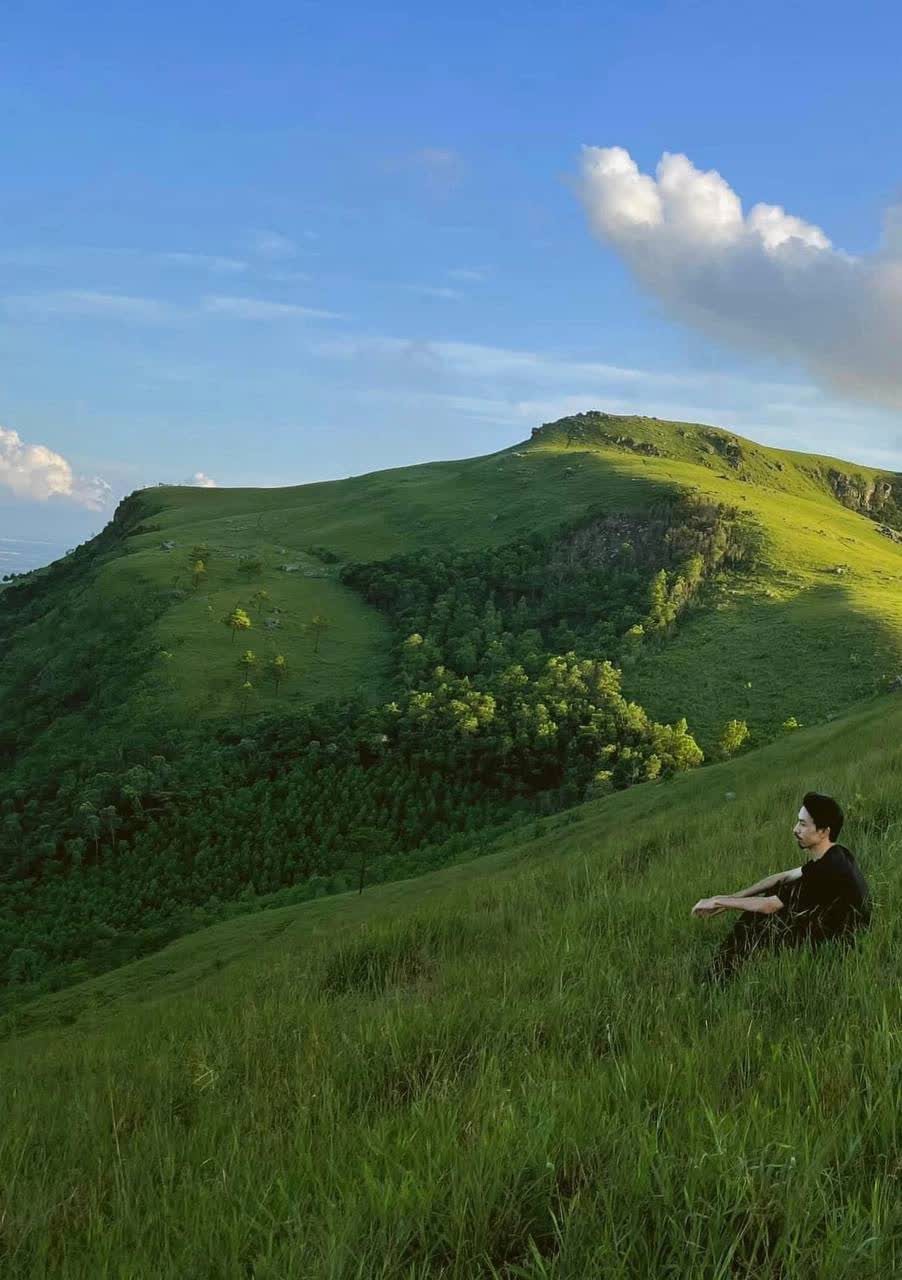 Dân mạng thi nhau truy lùng toạ độ check-in của Đen Vâu: Cả ngọn đồi xanh mướt cứ ngỡ đồng cỏ Windows - Ảnh 4.