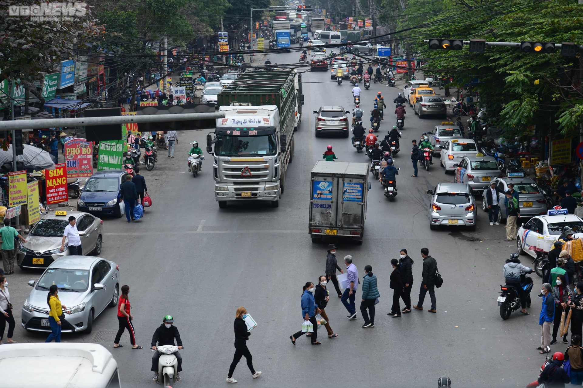 Hàng loạt cầu bộ hành bị lãng quên, dân tuỳ tiện sang đường bất chấp nguy hiểm - Ảnh 1.