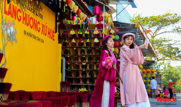 Thuy Xuan incense village holds tourists back when coming to Hue - Photo 17.