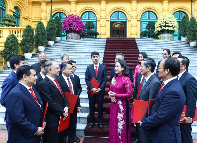 Quyền Chủ tịch nước Võ Thị Ánh Xuân trao quyết định bổ nhiệm 13 tân Đại sứ nước Cộng hòa xã hội chủ nghĩa Việt Nam - Ảnh 2.