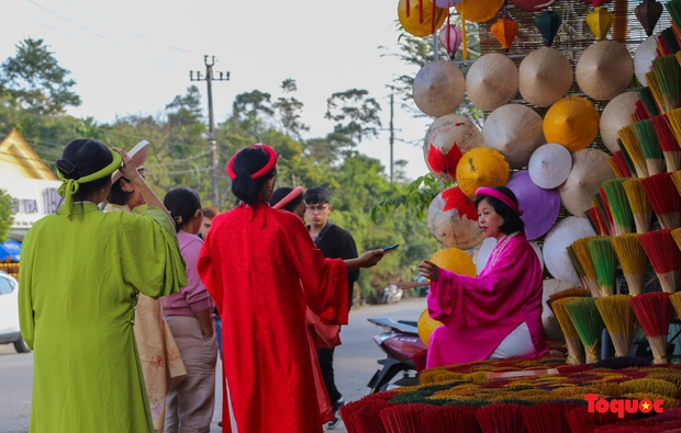 Thuy Xuan incense village holds tourists back when coming to Hue - Photo 15.