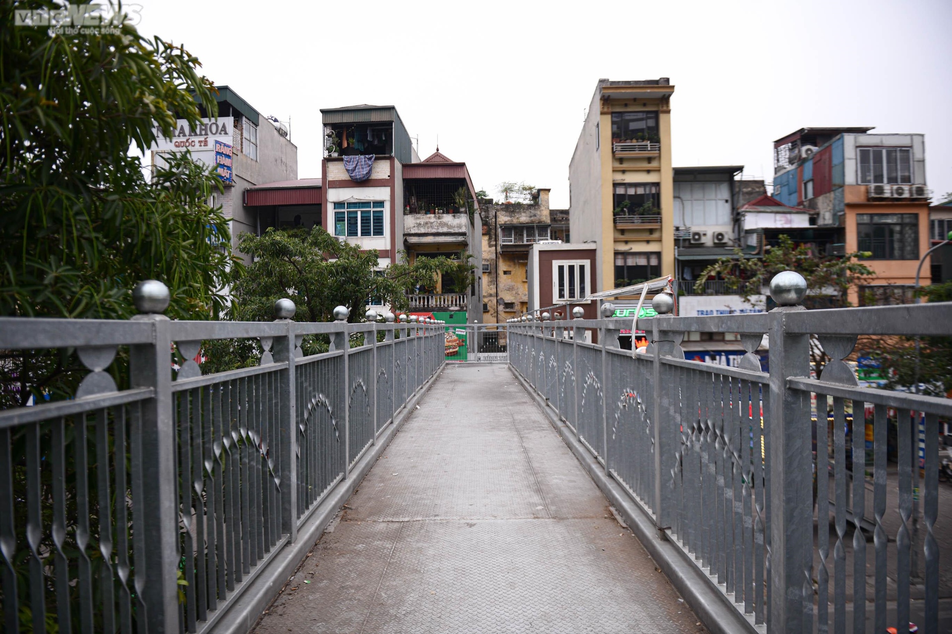 Hàng loạt cầu bộ hành bị lãng quên, dân tuỳ tiện sang đường bất chấp nguy hiểm - Ảnh 12.