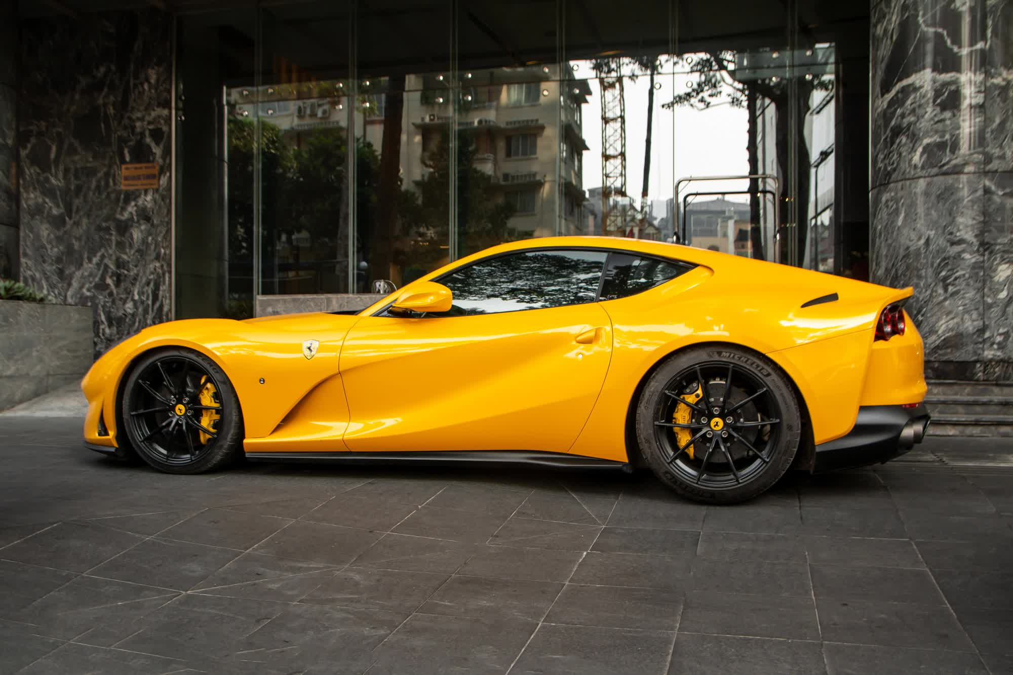 Quá đam mê, rich kid Hà Nội chở siêu xe Ferrari và 3 chiếc G 63 vào TP. HCM để đi phượt tới Phan Thiết - Ảnh 5. Quá đam mê, rich kid Hà Nội chở siêu xe Ferrari và 3 chiếc G 63 vào TP. HCM để đi phượt tới Phan Thiết - Ảnh 5.