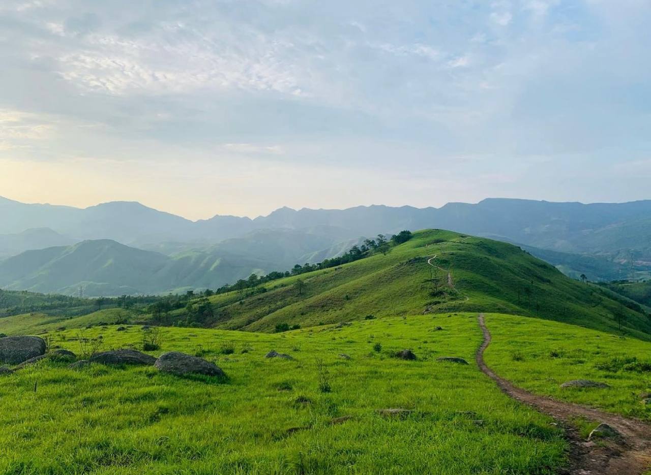 Dân mạng thi nhau truy lùng toạ độ check-in của Đen Vâu: Cả ngọn đồi xanh mướt cứ ngỡ đồng cỏ Windows - Ảnh 10.