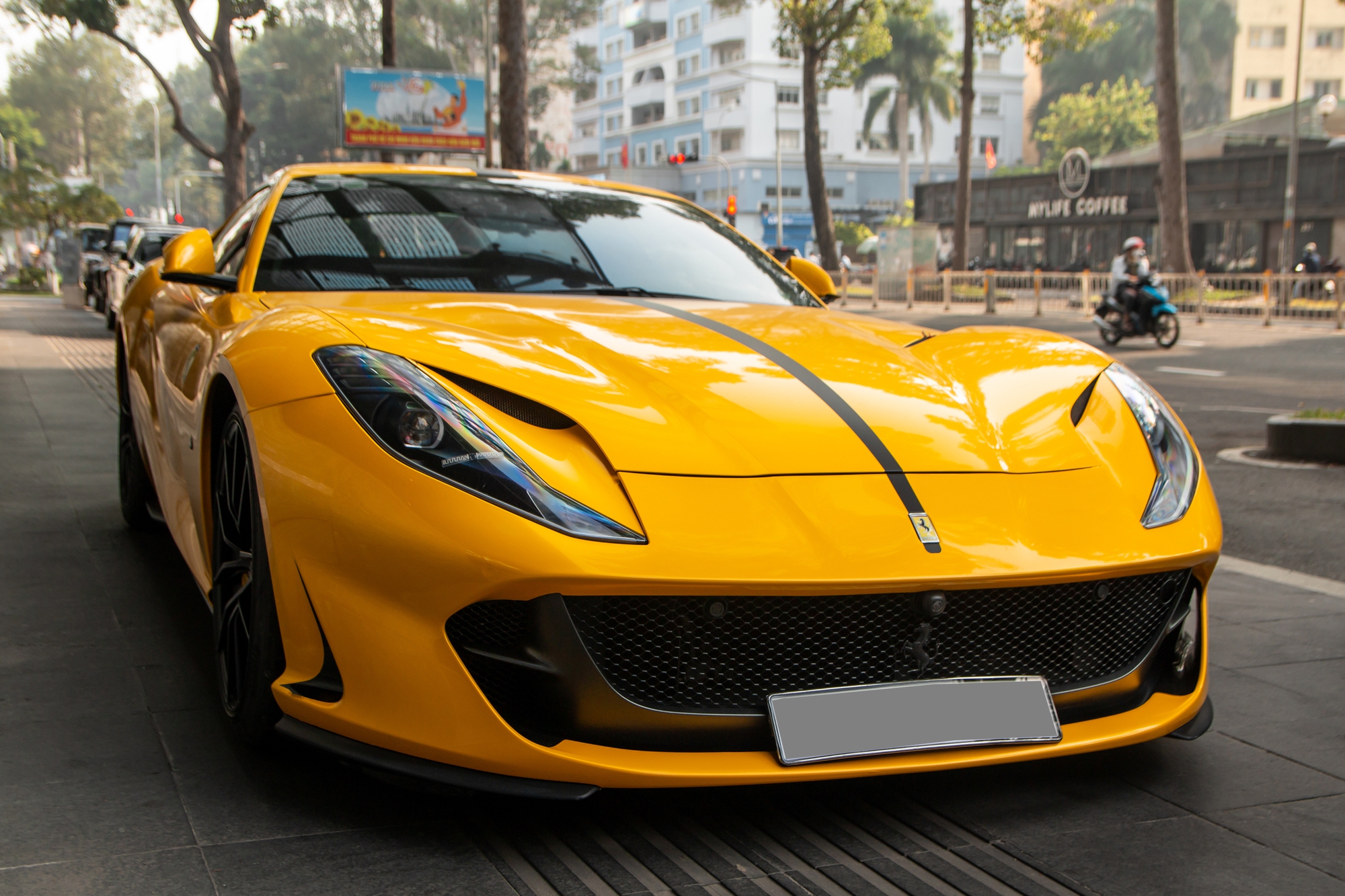 Quá đam mê, rich kid Hà Nội chở siêu xe Ferrari và 3 chiếc G 63 vào TP. HCM để đi phượt tới Phan Thiết - Ảnh 2.