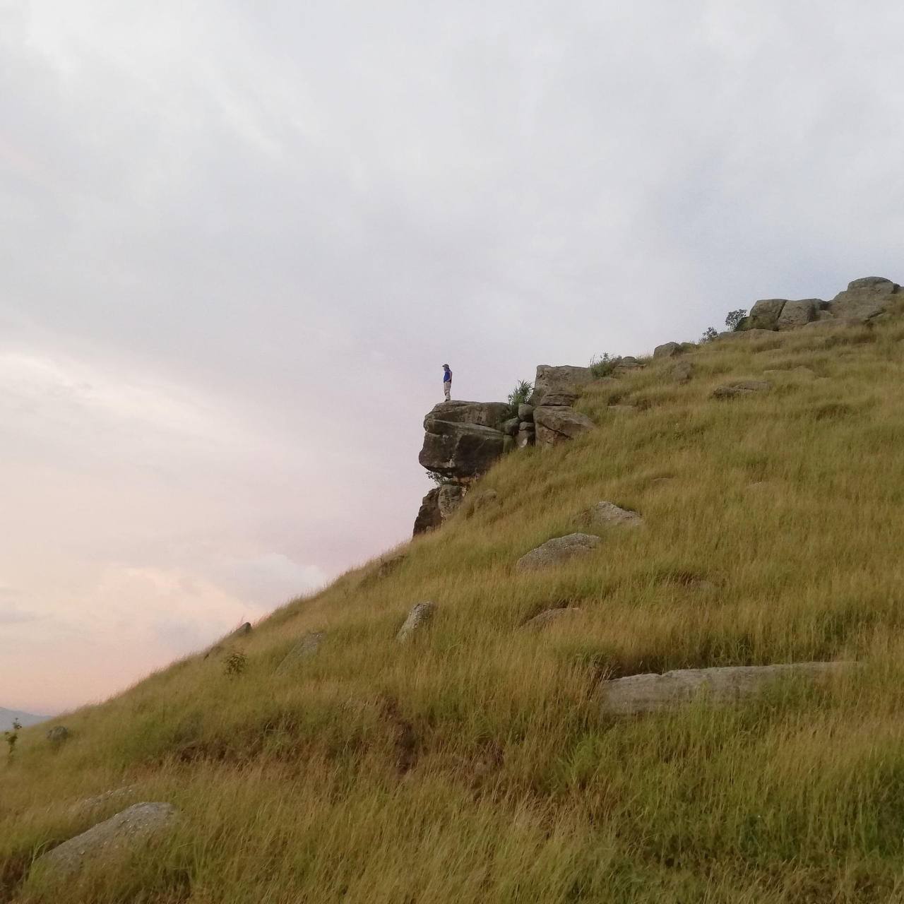 Dân mạng thi nhau truy lùng toạ độ check-in của Đen Vâu: Cả ngọn đồi xanh mướt cứ ngỡ đồng cỏ Windows - Ảnh 9.