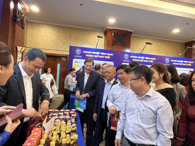 Vua hàng hiệu Johnathan Hạnh Nguyễn động viên các doanh nghiệp đừng hoang mang - Ảnh 2. Vua hàng hiệu Johnathan Hạnh Nguyễn động viên các doanh nghiệp đừng hoang mang - Ảnh 2.
