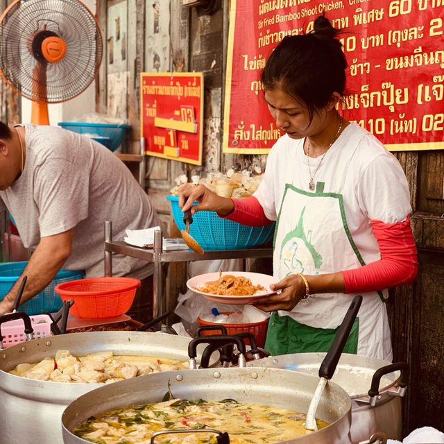 Quán cơm cà ri 50 tuổi ở Thái Lan: Hình thức đặc biệt, phải kê lên đùi ăn, nhưng tại sao khách vẫn xếp hàng để được thử? - Ảnh 3.
