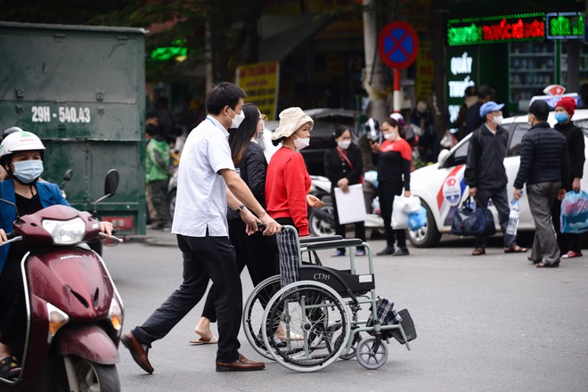  Hà Nội: Người dân “thờ ơ” với cầu vượt bộ hành, thản nhiên băng qua đường bất chấp nguy hiểm  - Ảnh 6.