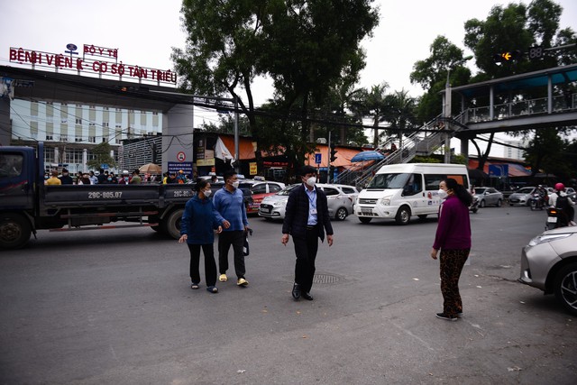  Hà Nội: Người dân “thờ ơ” với cầu vượt bộ hành, thản nhiên băng qua đường bất chấp nguy hiểm  - Ảnh 4.