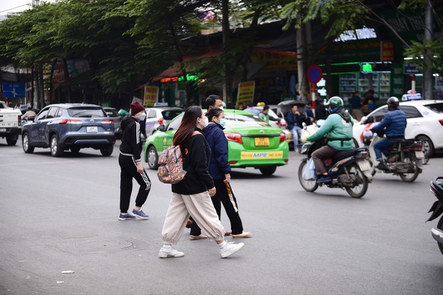  Hà Nội: Người dân “thờ ơ” với cầu vượt bộ hành, thản nhiên băng qua đường bất chấp nguy hiểm  - Ảnh 3.