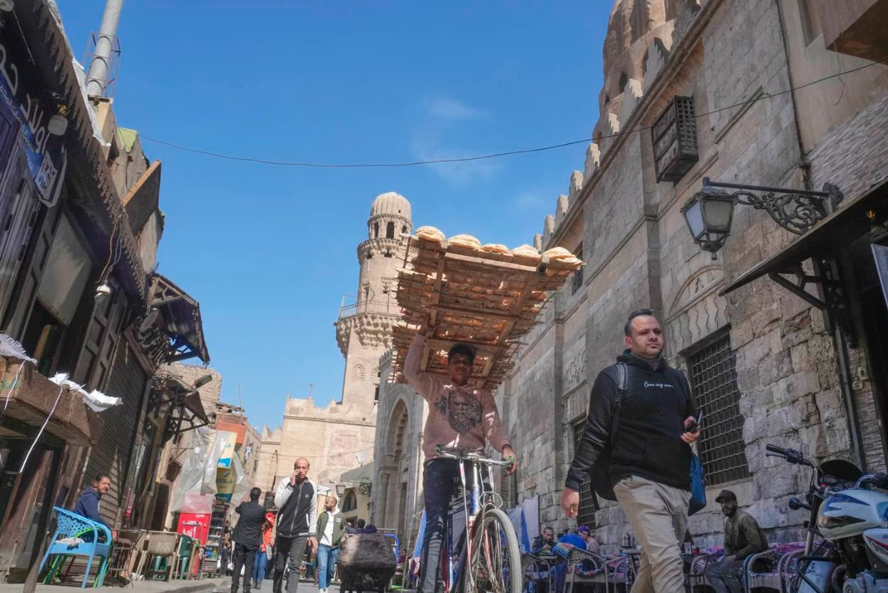 Lạm phát hoành hành thấy rõ ở chợ Ai Cập: Giá cả nhảy múa không kiểm soát, đến cà chua còn bị gọi là cà chua điên - Ảnh 1. Lạm phát hoành hành thấy rõ ở chợ Ai Cập: Giá cả nhảy múa không kiểm soát, đến cà chua còn bị gọi là cà chua điên - Ảnh 1.