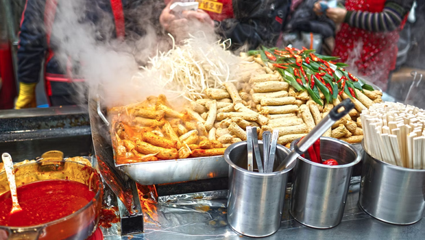 Overcoming formidable rivals, Ho Chi Minh City is ranked in the top 2 in the dream list of street food lovers - Photo 4.