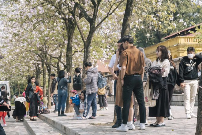  Đông nghịt người kéo đến con đường hoa ban tím ở Hà Nội trong ngày cuối tuần, đúng là trời nắng đẹp có khác! - Ảnh 10.