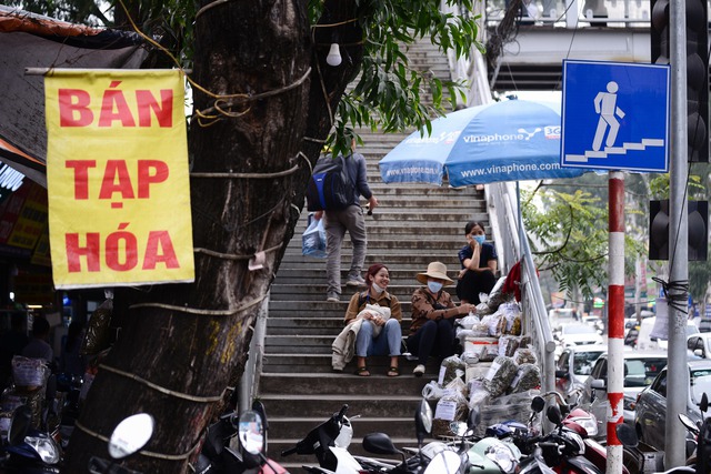  Hà Nội: Người dân “thờ ơ” với cầu vượt bộ hành, thản nhiên băng qua đường bất chấp nguy hiểm  - Ảnh 10.