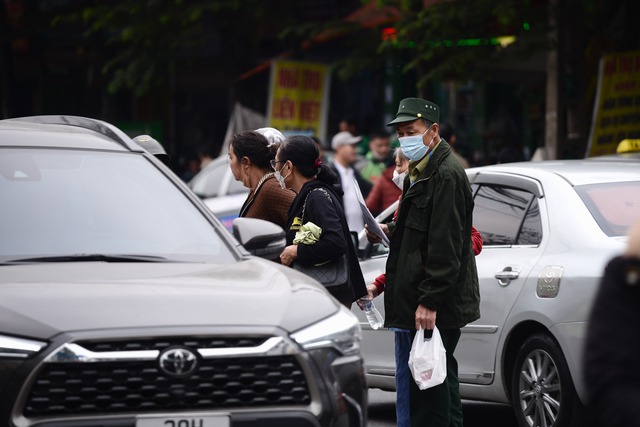  Hà Nội: Người dân “thờ ơ” với cầu vượt bộ hành, thản nhiên băng qua đường bất chấp nguy hiểm  - Ảnh 7.