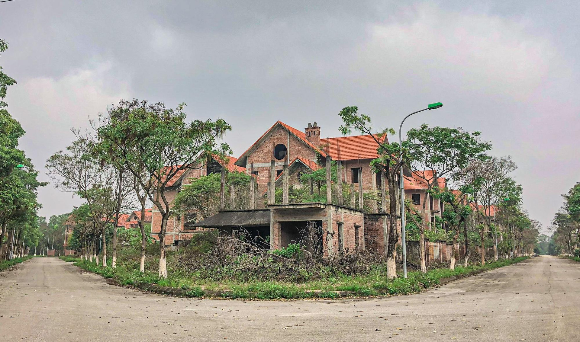 [Photo Essay] Sắp lên thành phố phía Bắc Hà Nội, làng biệt thự Mê Linh - nơi chôn vùi hàng nghìn tỷ đồng của nhà đầu tư hiện nay ra sao? - Ảnh 3.